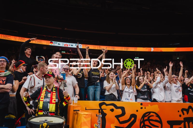 Deutschland-Fans feiern 94:56-Sieg gegen Korea in der Uber Arena