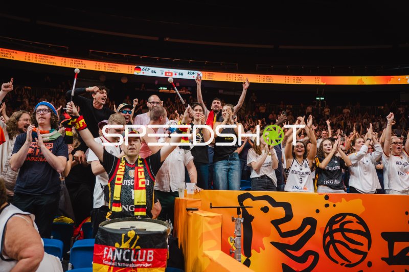 Deutschland-Fans feiern 94:56-Sieg gegen Korea in der Uber Arena