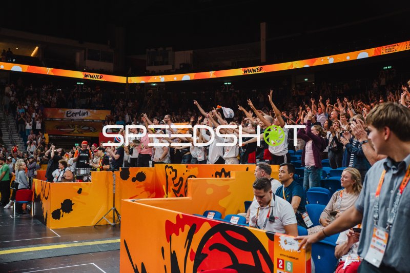 Deutschland-Fans feiern Sieg in der Uber Arena Berlin