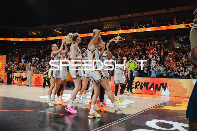 Britta Daub und Deutschland-Team jubeln nach Sieg in der Uber Arena