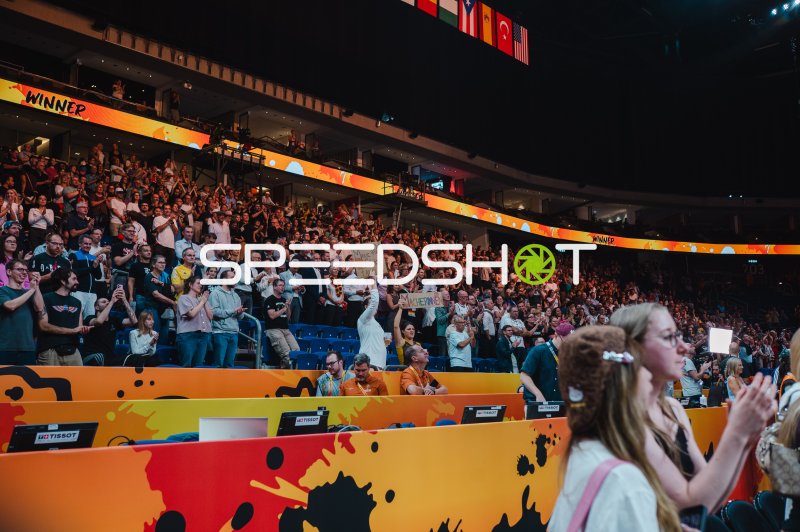 Begeisterte Fans feiern in der Uber Arena Berlin