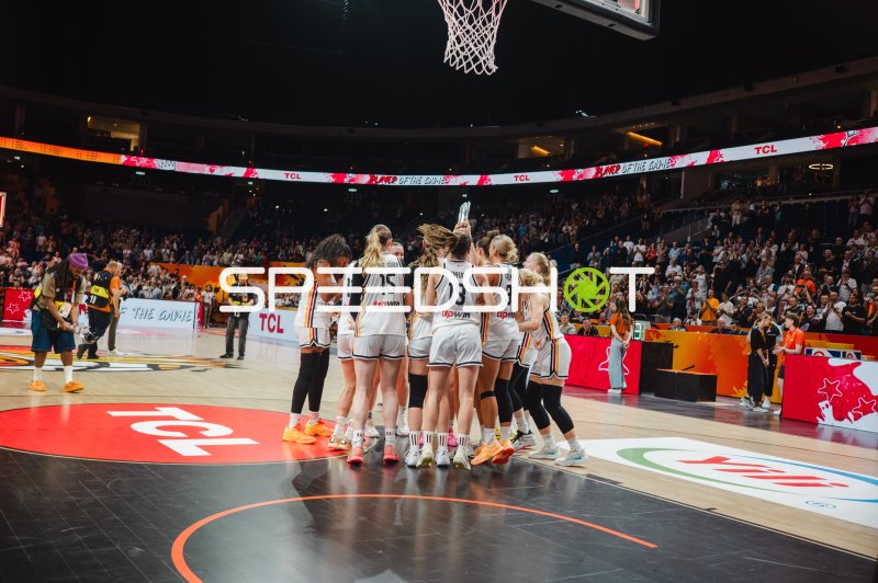 Deutschland feiert nach dem Spiel – Teamjubel in der Uber Arena Berlin