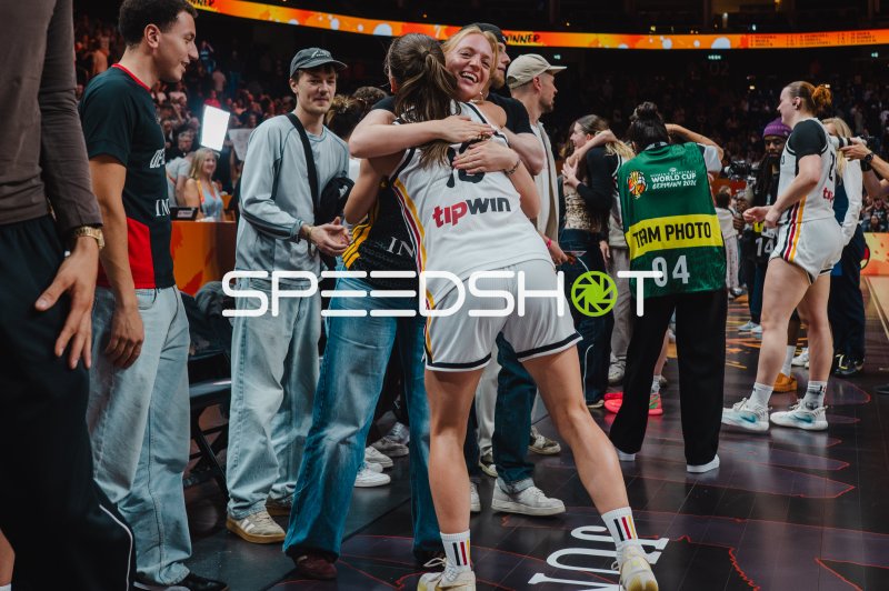 Deutschland-Spielerin feiert Sieg mit Umarmung in der Uber Arena Berlin