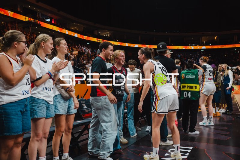 Deutschland-Basketballerinnen feiern mit Fans nach dem Spiel in der Uber Arena