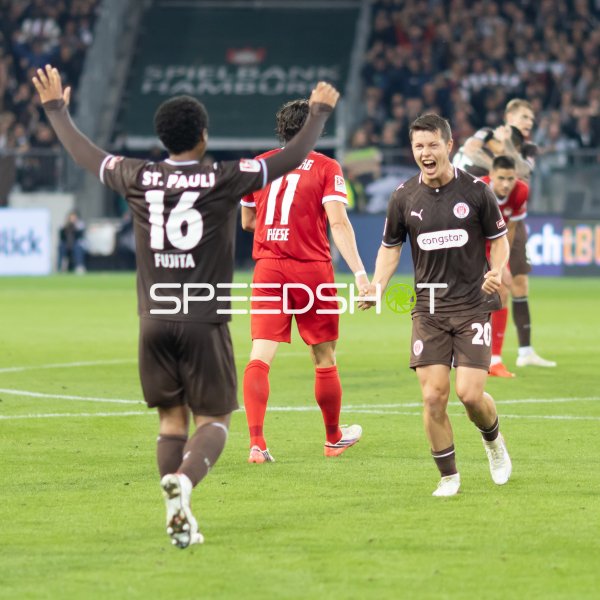 Mathias Rasmussen (#20; FC St. Pauli) jubelt nach Torerfolg im Millerntor-Stadion