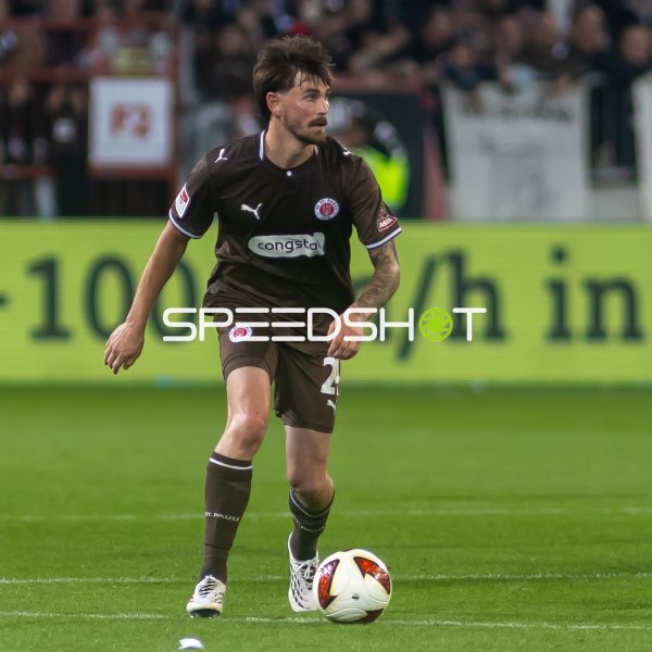 Connor Metcalfe (#24; FC St. Pauli) am Ball im Millerntor-Stadion
