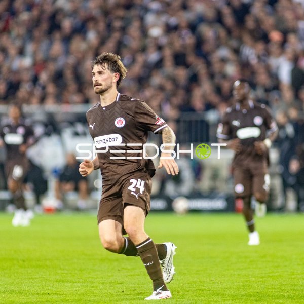 Connor Metcalfe (#24; FC St. Pauli) läuft ins Angriffsdrittel