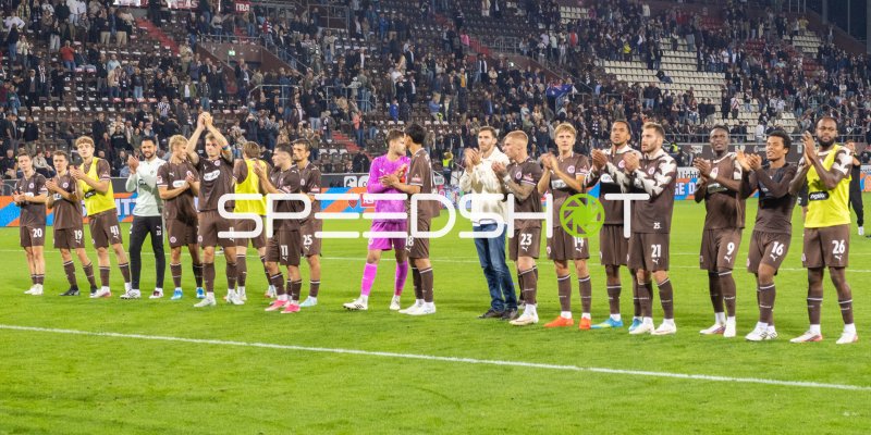 FC St. Pauli feiert mit Abdoulie Ceesay und Branimir Hrgota den Fans