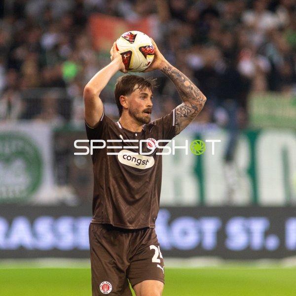 Connor Metcalfe (#23; FC St. Pauli) beim Einwurf