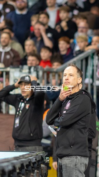 Patrick Gensing (FC St. Pauli) beobachtet das Spielgeschehen an der Seitenlinie