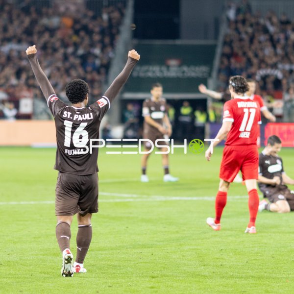 Fujita (#16; FC St. Pauli) jubelt mit erhobenen Armen im Millerntor