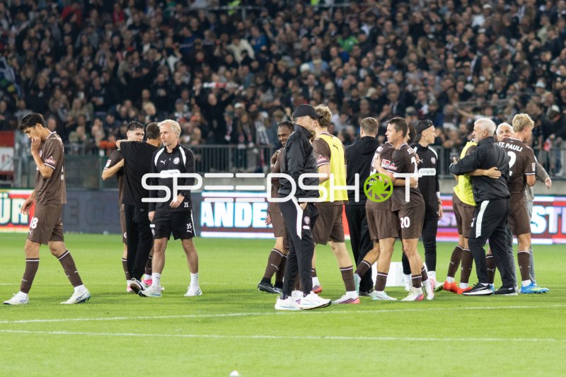 Jens Schuster und FC St. Pauli nach dem Abpfiff auf dem Rasen