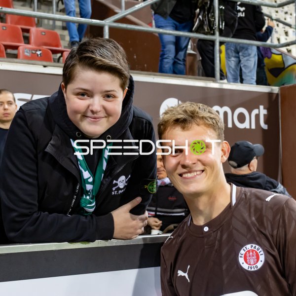 David Nemeth (FC St. Pauli) beim Selfie mit Fan am Millerntor