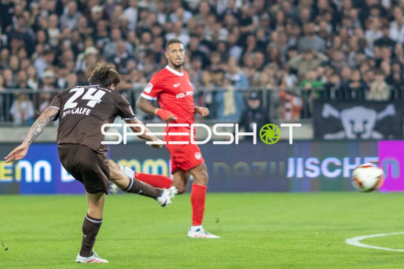 Metcalfe (#24; FC St. Pauli) zieht ab – Vini Souza schaut zu