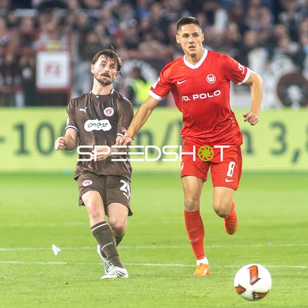 Connor Metcalfe (FC St. Pauli) im Zweikampf mit Joakim Maehle (#21; VfL Wolfsburg)