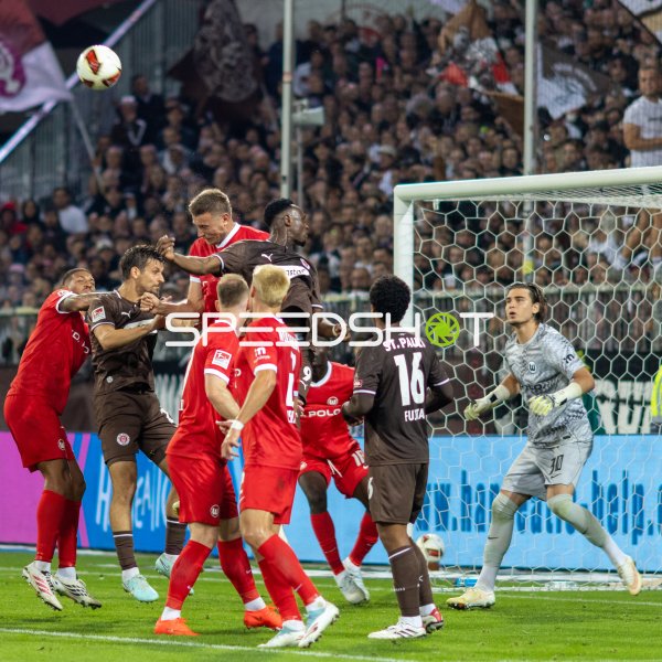 #6 Hauke Wahl (VfL Wolfsburg) Kopfball-Duell beim Eckball im Millerntor-Stadion