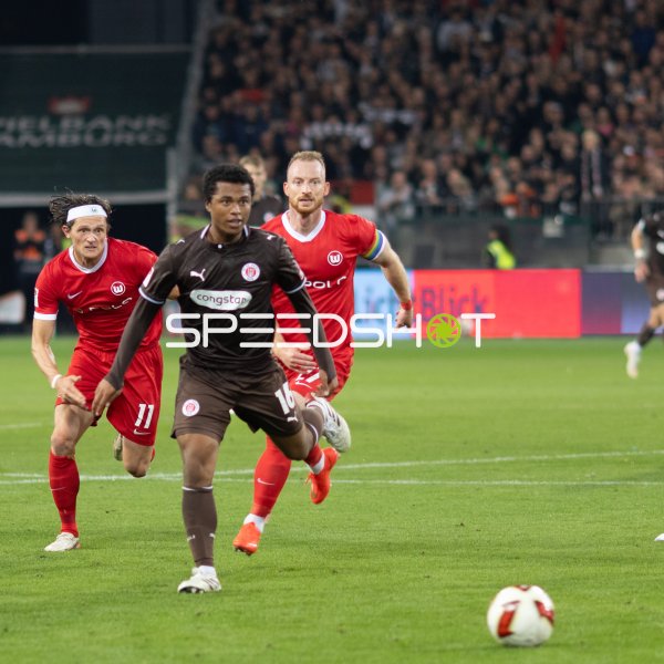 Joel Chima Fujita (#16; FC St. Pauli) im Laufduell gegen Maximilian Arnold (#21; VfL Wolfsburg)