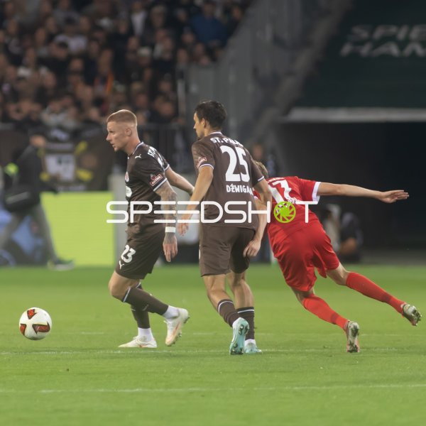 Louis Oppie (#23; FC St. Pauli) und Adam Dzwigala #25; FC St. Pauli) im Zweikampf gegen VfL Wolfsburg