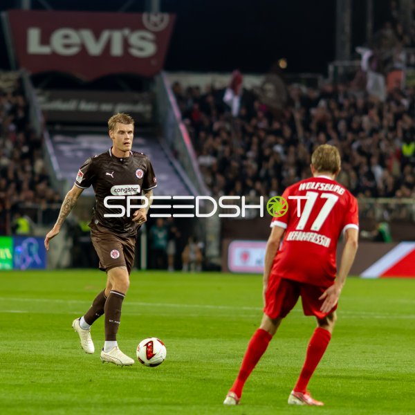 Eric Smith (FC St. Pauli) im Zweikampf gegen Alexander Bernhardsson ( #17; VfL Wolfsburg)