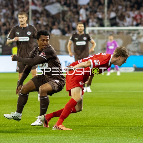 Joel Chima Fujita (FC St. Pauli) im Zweikampf gegen VfL Wolfsburg