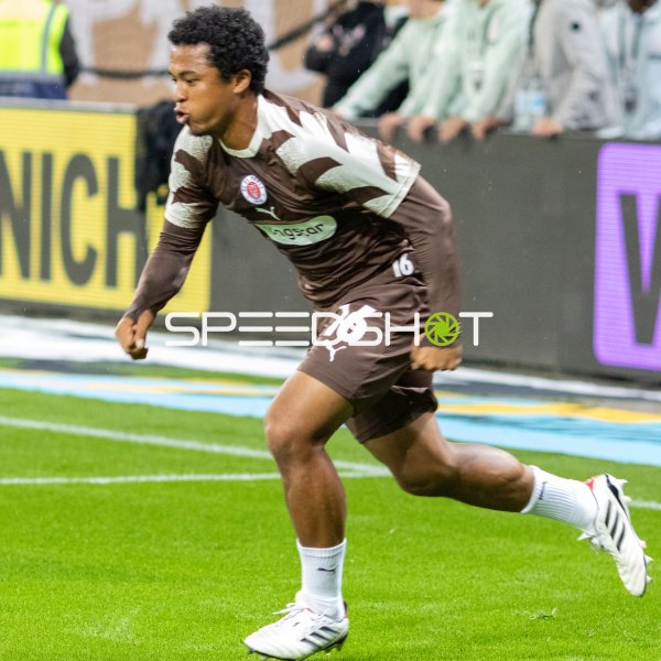 Joel Chima Fujita (#16; FC St. Pauli) im Sprint am Millerntor