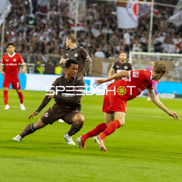 Joel Chima Fujita (FC St. Pauli) im Zweikampf am Millerntor