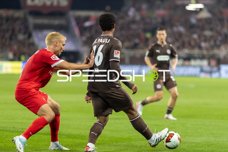 Zweikampf im Millerntor: FC St. Pauli gegen VfL Wolfsburg