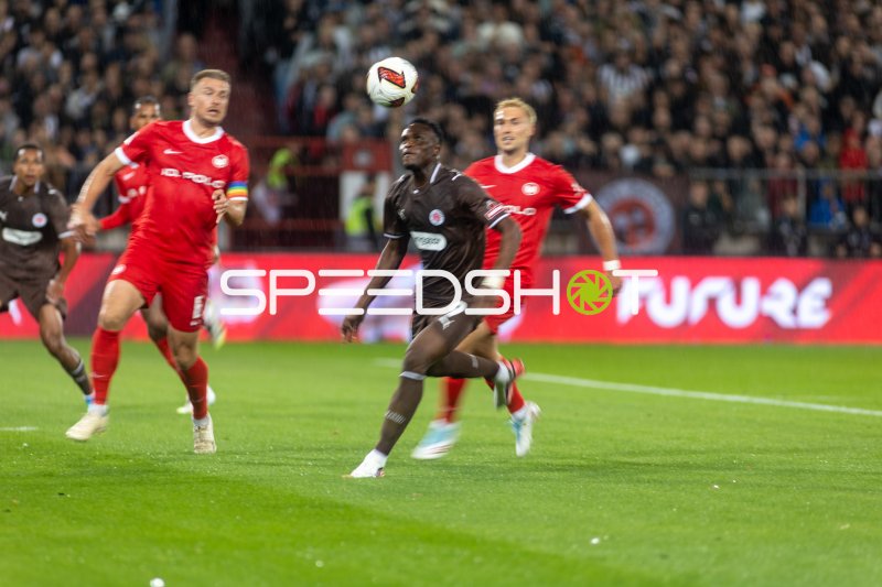 Abdoulie Ceesay (#9; FC St. Pauli) beim Kopfballduell im Millerntor-Stadion