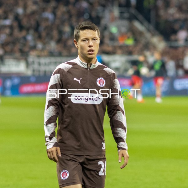 Mathias Rasmussen (#20; FC St. Pauli) auf dem Rasen im Millerntor-Stadion