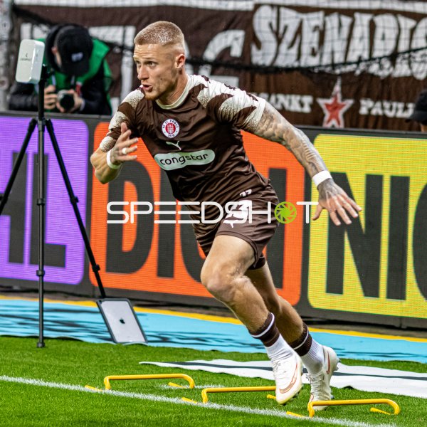 Louis Oppie (#23; FC St. Pauli) beim Aufwärmen im Millerntor-Stadion