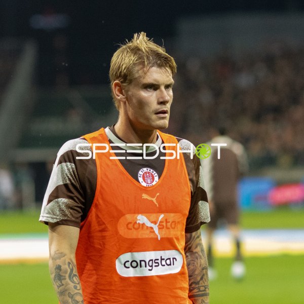 Eric Smith (FC St. Pauli) beim Aufwärmen im Millerntor-Stadion