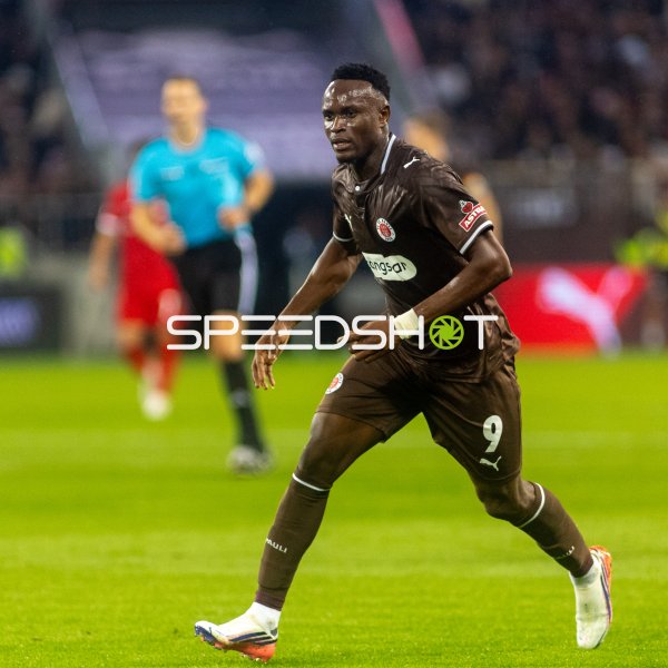 Abdoulie Ceesay (#9; FC St. Pauli) im Laufduell am Millerntor