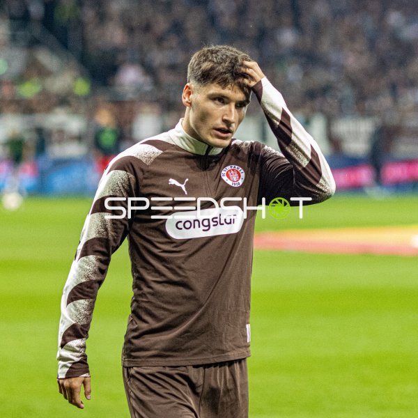 Arkadiusz Pyrka (FC St. Pauli) nachdenklich auf dem Spielfeld