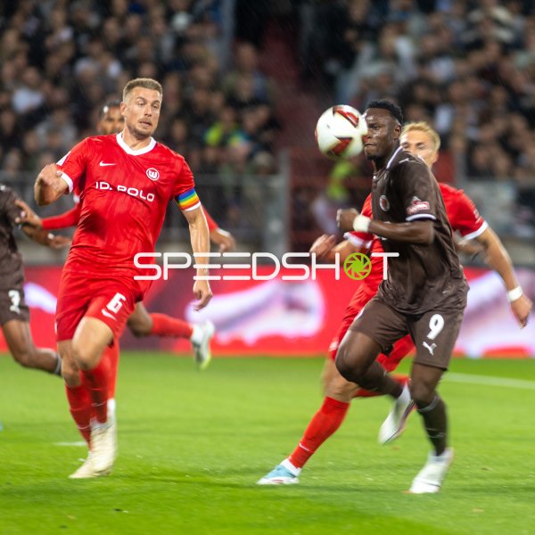 Abdoulie Ceesay (#9; FC St. Pauli) im Zweikampf mit Hauke Wahl (#6; VfL Wolfsburg)