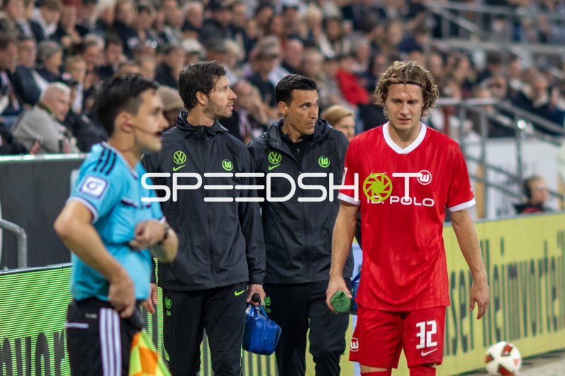 Mattias Svanberg (#32; VfL Wolfsburg) an der Seitenlinie im Millerntor-Stadion