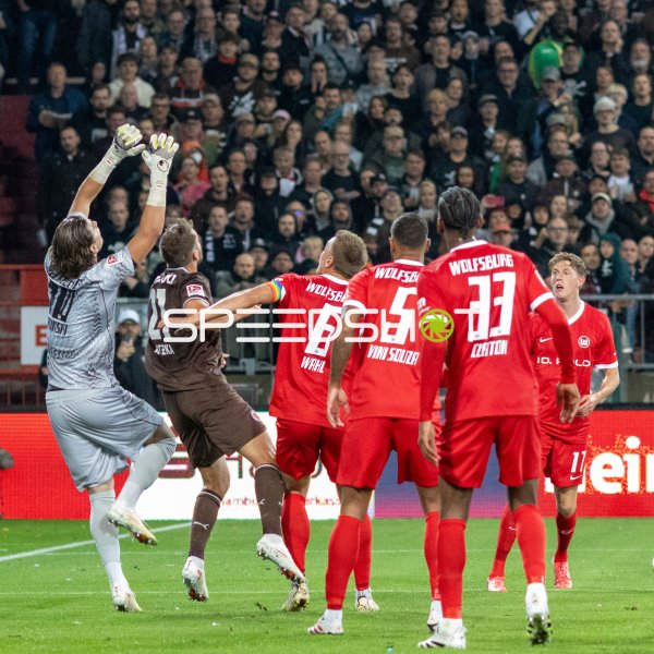 Timon Wellenreuter (Torwart; FC St. Pauli) faustet den Ball im Zweikampf