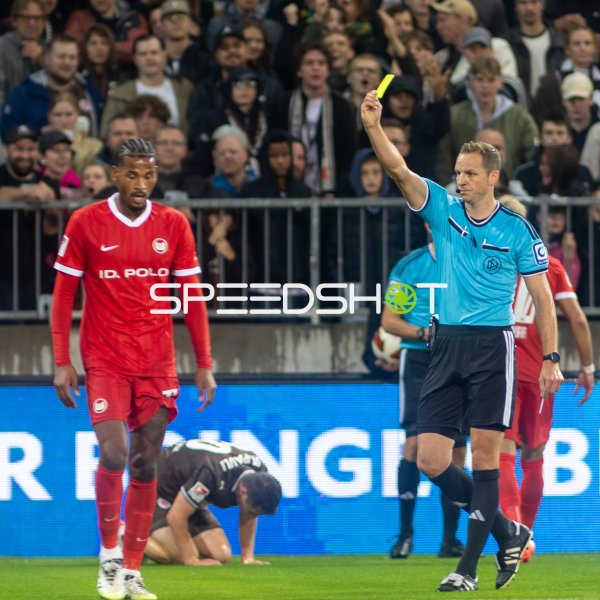 Schiedsrichter zeigt Gelbe Karte im Millerntor-Stadion