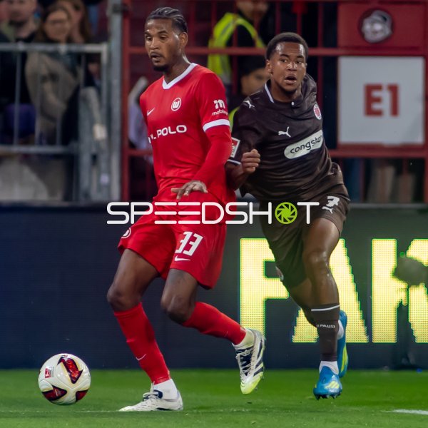 Cleiton (VfL Wolfsburg) und Youssoupha Niang (FC St. Pauli) im Zweikampf