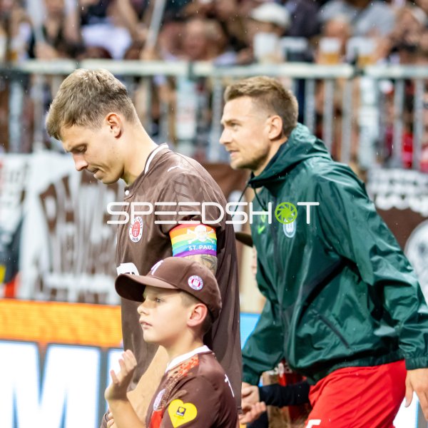 David Nemeth (FC St. Pauli) beim Einlaufen mit Maskottchen-Kind