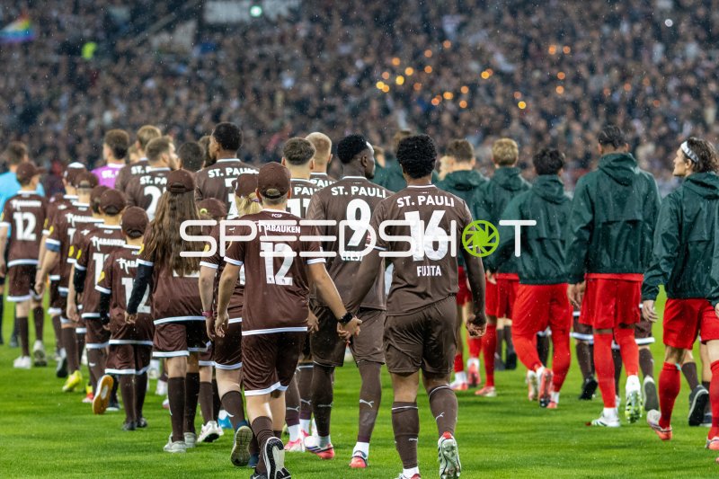Abdoulie Ceesay (#9; FC St. Pauli) und Fujita (#16) beim Einlaufen ins Millerntor-Stadion