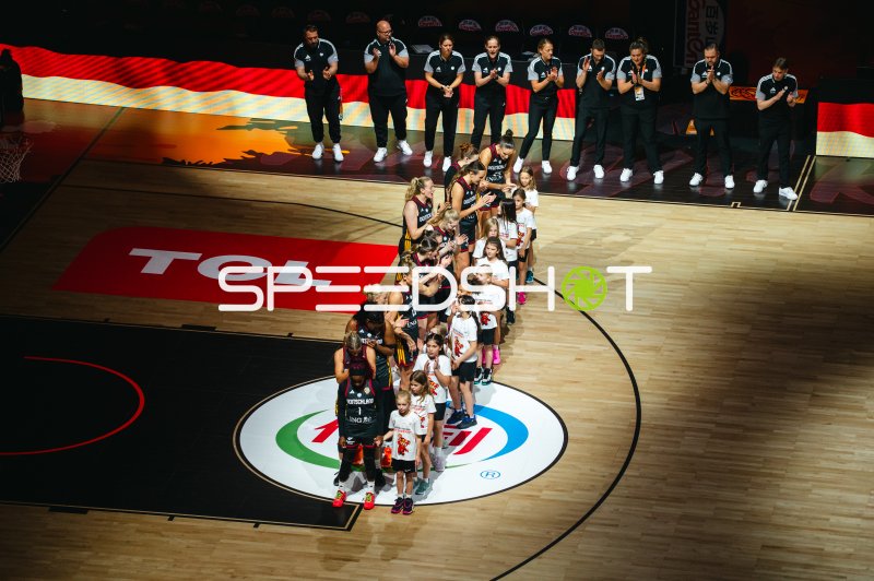Deutsche Basketball-Nationalmannschaft bei der Teamaufstellung vor dem Spiel