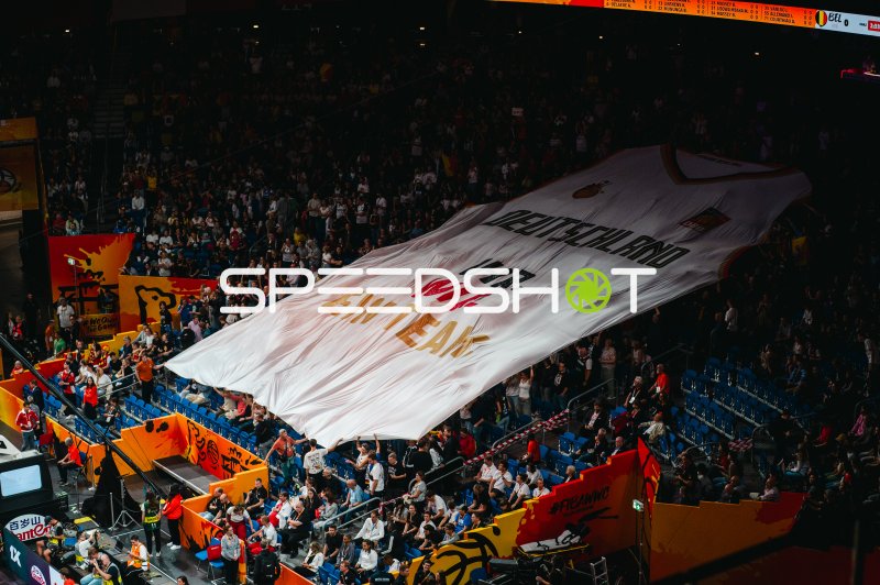 Fans entfalten riesiges Deutschland-Trikot vor Basketball-Länderspiel