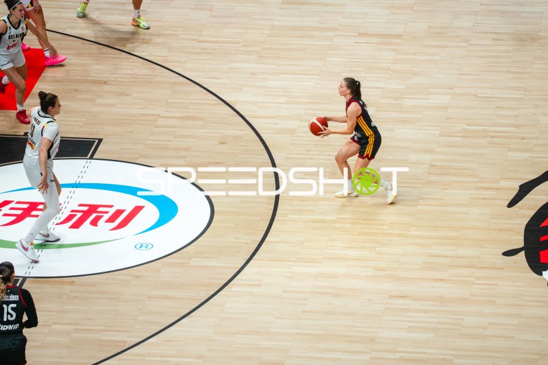 Deutsche Nationalspielerin dribbelt gegen belgische Abwehr