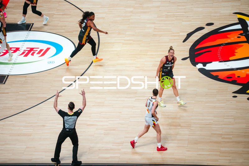 Deutsche Nationalspielerin (#13) jubelt nach Fastbreak-Zweikampf