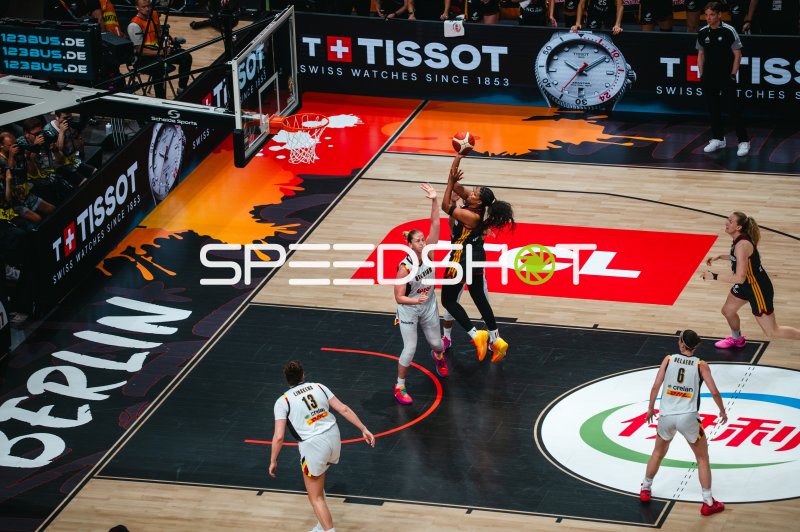 Zweikampf unter dem Korb beim Basketball-Länderspiel in Berlin