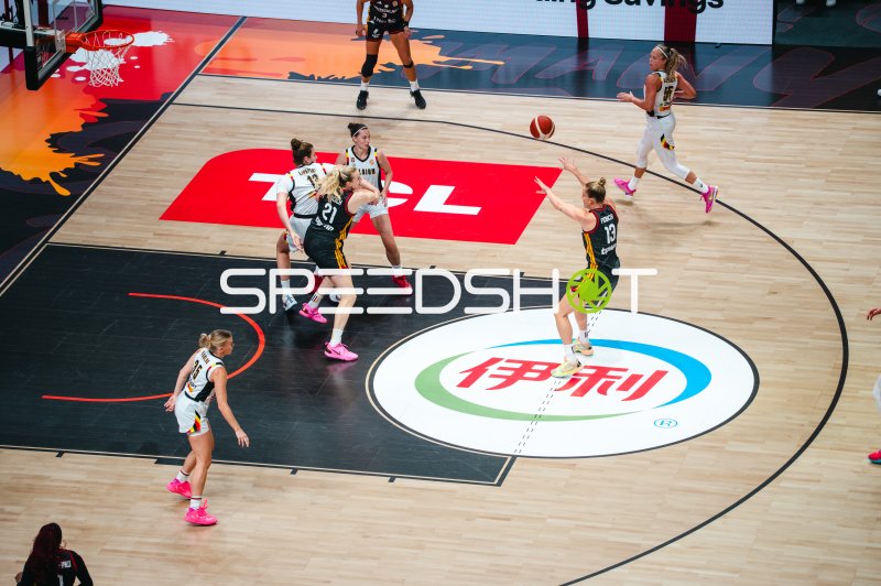 Luisa Fiebich (#13; Deutschland) mit Sprungwurf gegen Belgien
