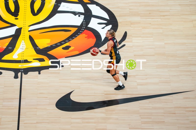 Basketballspielerin beim Dribbling aus der Vogelperspektive