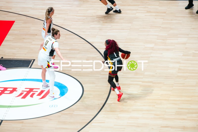 Kyara Linkers (#13; Belgien) verteidigt gegen ballführende Gegenspielerin