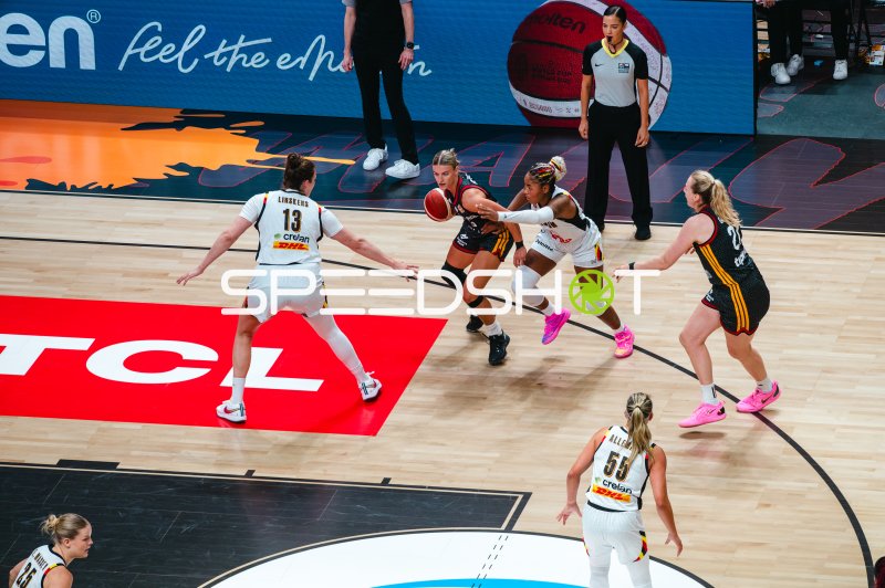 Kyara Linskens (#13; Belgian Cats) verteidigt gegen den Korbdrang der Gegenspielerin