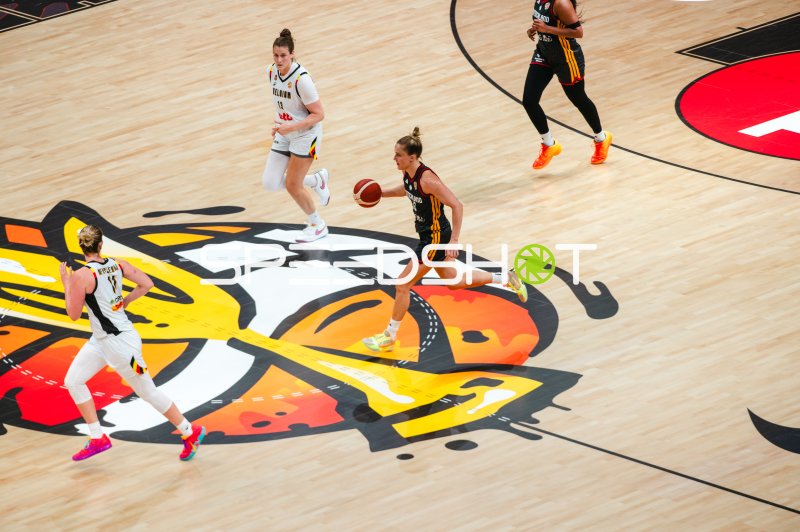 Deutschland-Spielerin (#8) beim Fastbreak gegen Belgien